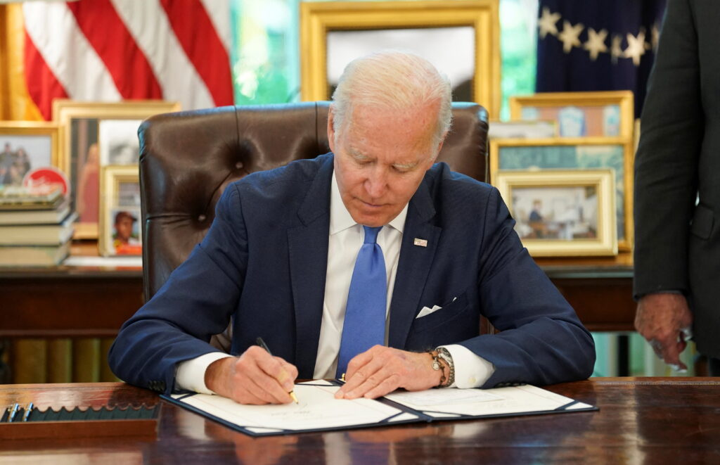 Історична мить: президент США урочисто підписав закон про ленд-ліз Україні