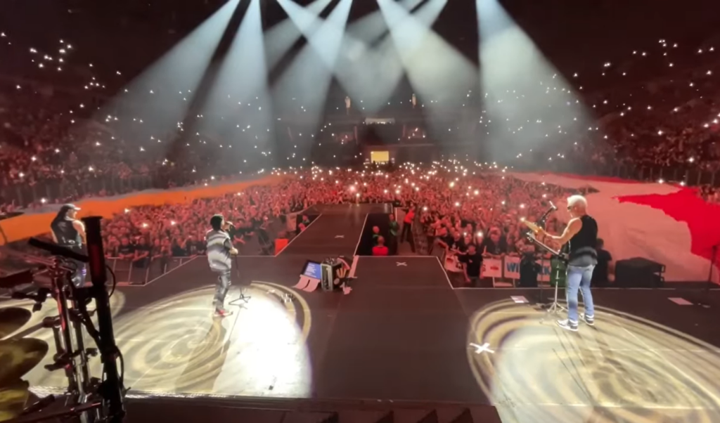На концерте Scorpions в Польше развернули 50-метровый флаг Украины