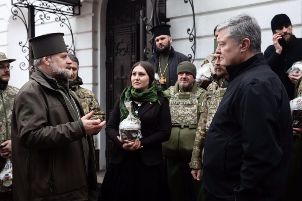 Окупанти з РФ внесли у “розстрільний” список усіх причетних до відновлення ПЦУ – в тому числі й Петра Порошенка