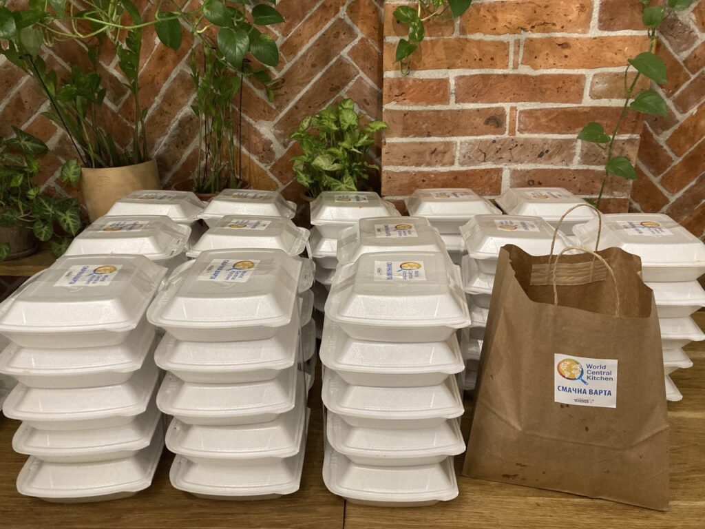 Ресторатори у тилу: як Смачна Варта приготувала 971 тисячу обідів для киян
