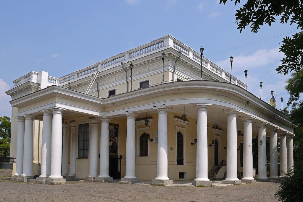 Внаслідок ворожого ракетного обстрілу в Одесі пошкоджено Воронцовський палац: відео