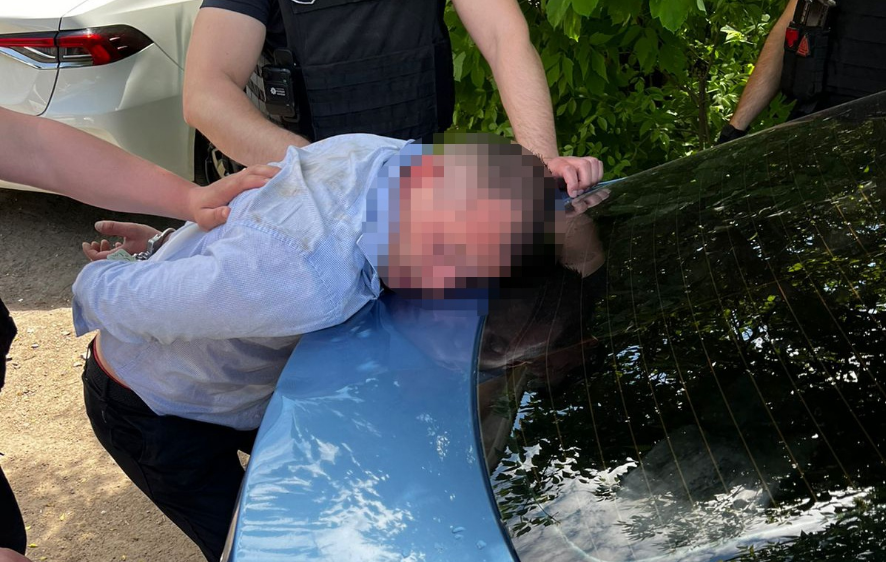 У Кропивницькому депутат від ОПЗЖ побився з правоохоронцями: у нього вилучили зброю і наркотики