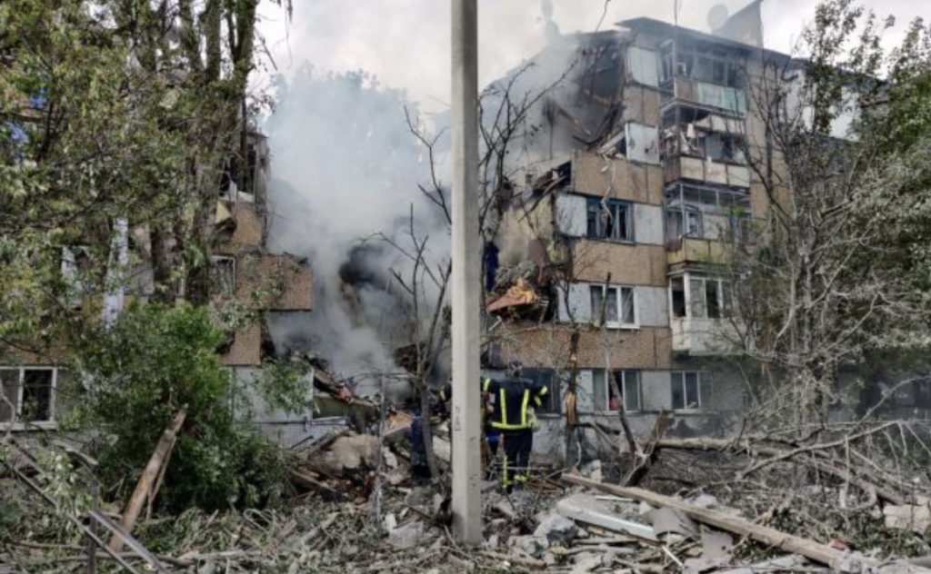 У Бахмуті окупанти знищили багатоповерхівку, є загиблий