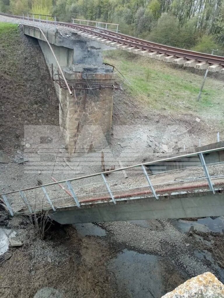 У Курській області РФ частково обвалився залізничний міст: місцева влада заявила про “диверсію”