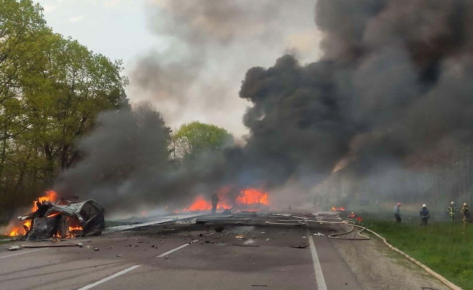 На Рівненщині зіткнулись автобус, бензовоз та легковик: щонайменше 16 загиблих