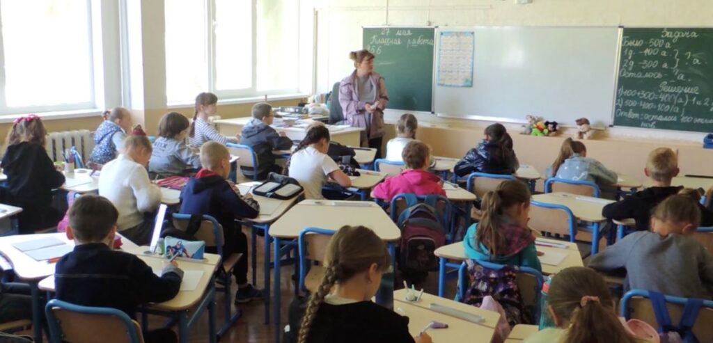 Окупанти відкрили в Маріуполі школу, випускникам обіцяють дипломи “ДНР”