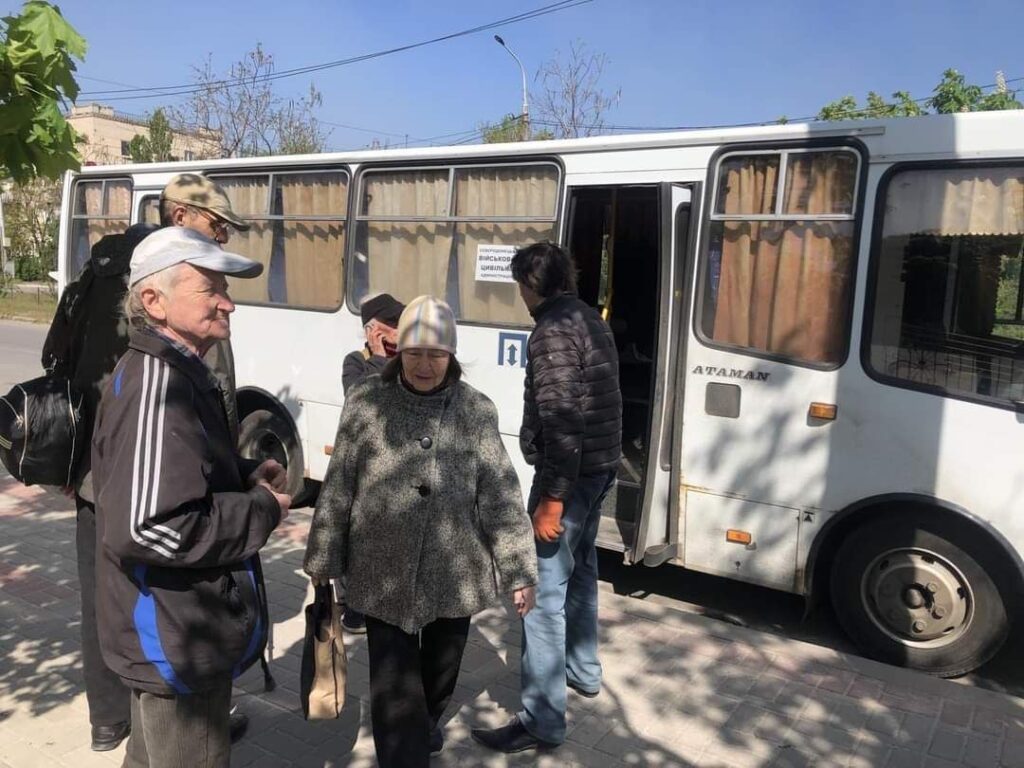 На Луганщині російські військові обстріляли евакуаційне авто