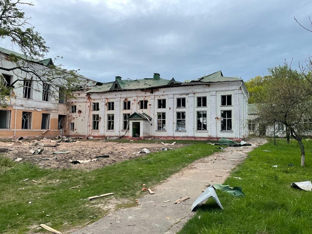 Російські військові вдарили по школі на Чернігівщині: є загиблі та поранені