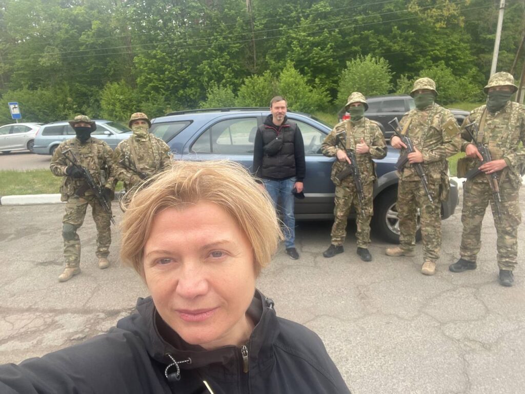 Ірина Геращенко та волонтери з “ЄС” передали чергову партію допомоги військовим у Житомирі