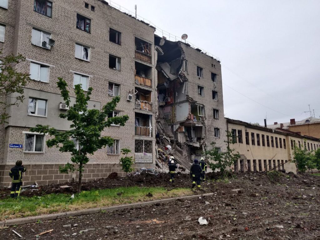 Росіяни завдали чергового авіаудару по Бахмуту: снаряди влучили у п’ятиповерхівку