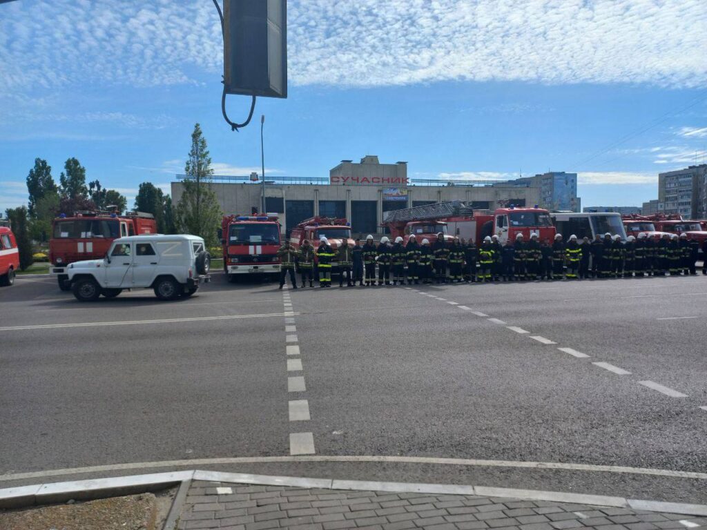 Росіяни розігнали мітинг пожежників в Енергодарі й забрали ще одного заручника