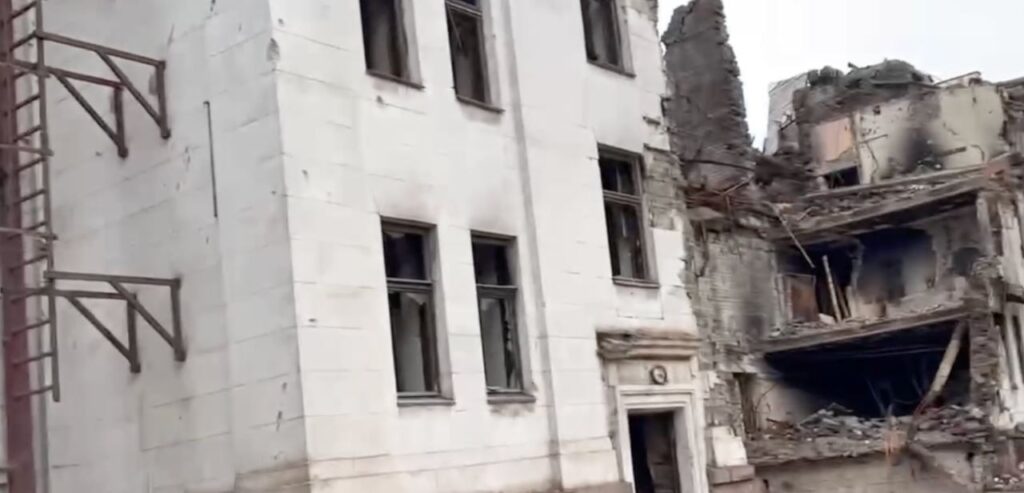 Росіяни розібрали руїни маріупольського драмтеатру: невідому кількість жертв поховано у братській могилі у Мангуші