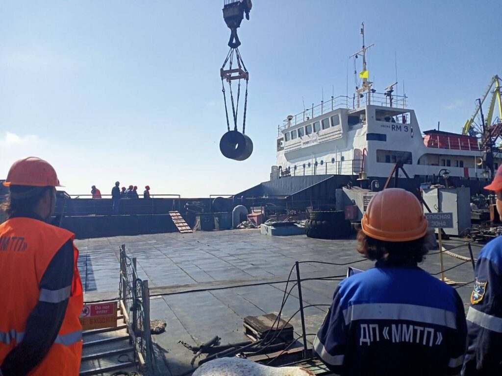 Жодного відновлення міста не буде: Маріуполь віддали на розграбування “кадировцям” – Андрющенко
