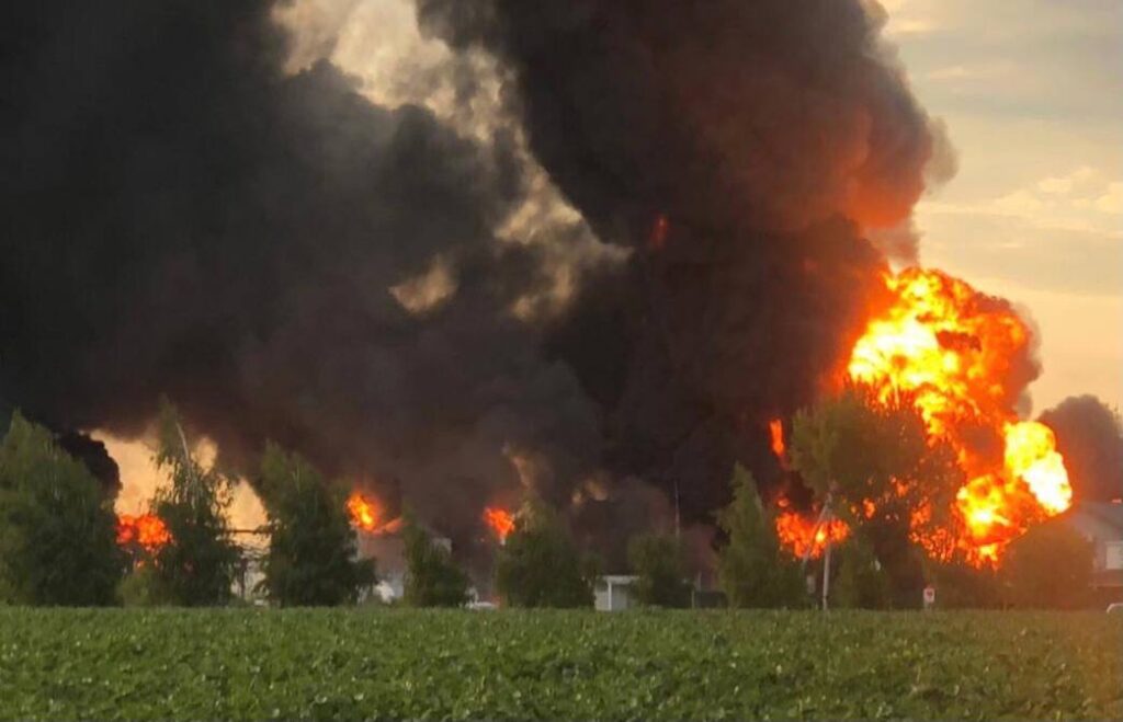 Через обстріл росіян на Дніпропетровщині вибухнув резервуар з пальним, загинув рятувальник