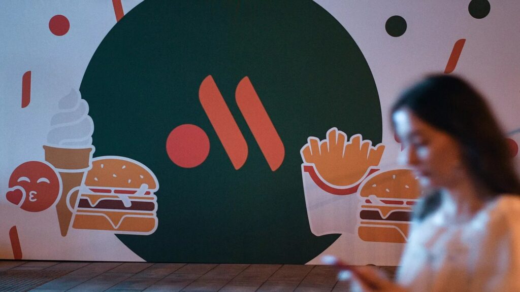 Росіяни викрали логотип для свого “McDonald’s” у виробника корму для тварин