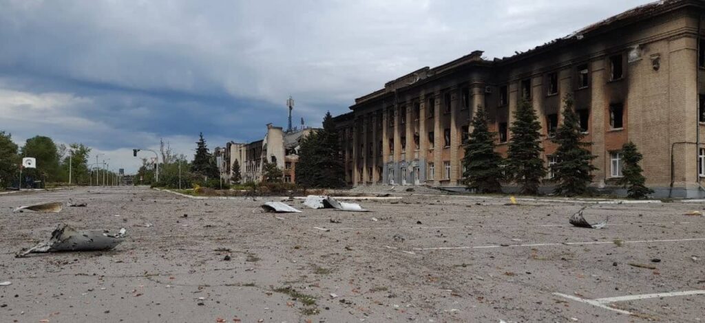 Окупанти намагаються заблокувати Лисичанськ: місто зруйноване постійними обстрілами