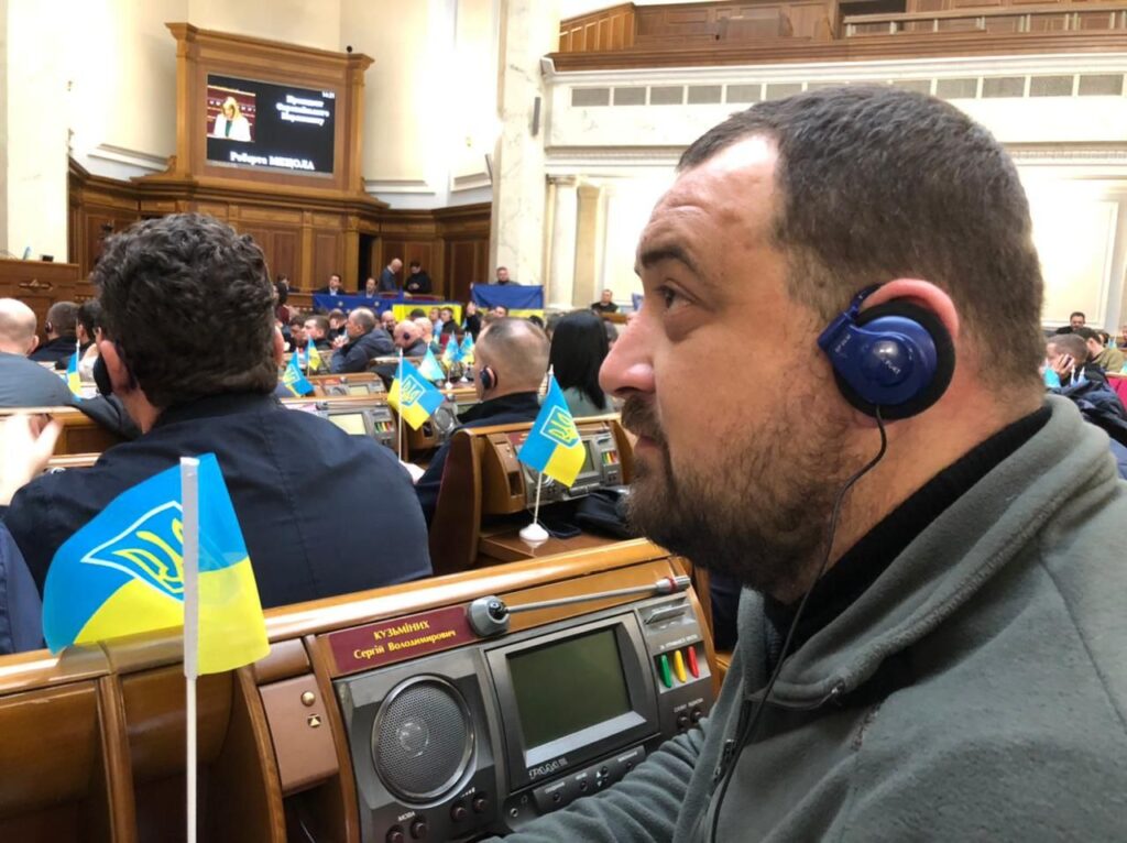 Підозрюваний у хабарництві “слуга” Кузьміних пропонує позбавляти українців громадянства