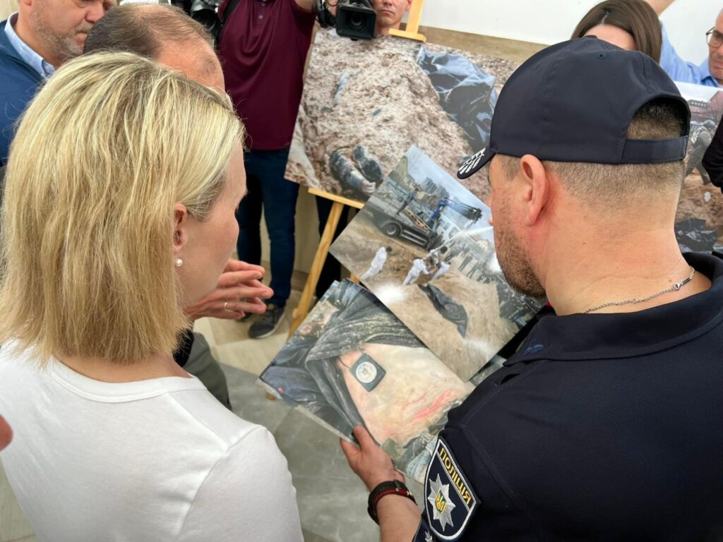 Понад 1137 загиблих, масові захоронення і катівні: посол США на власні очі побачила наслідки російської окупації в Бучі