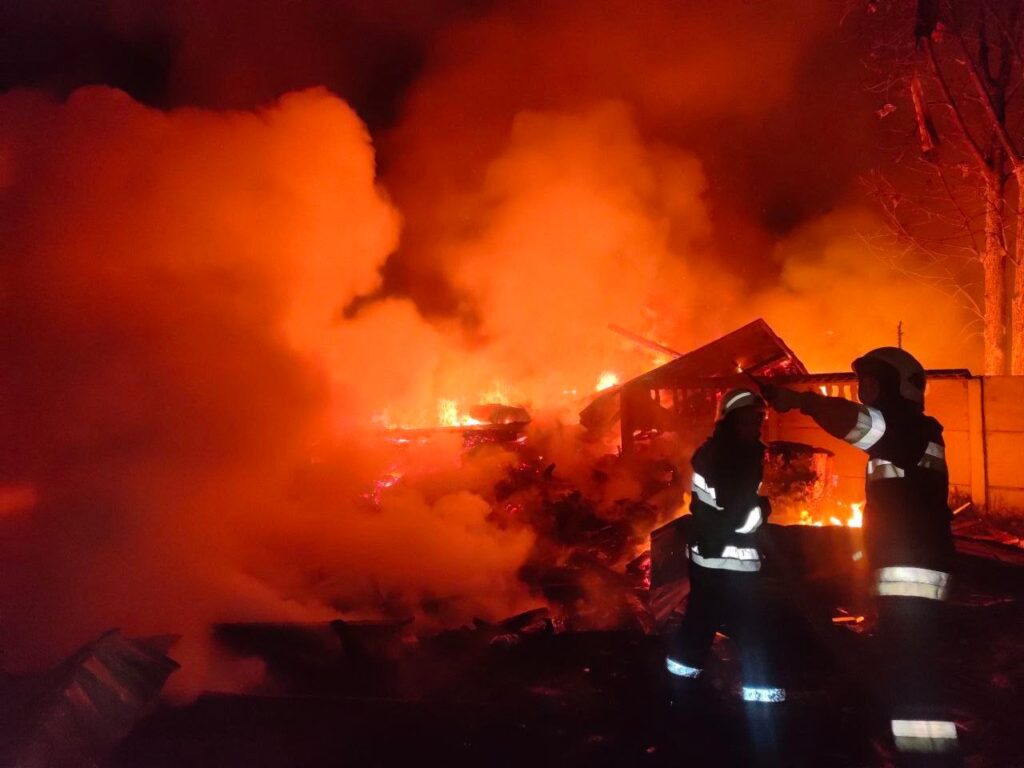 У Харкові після російських обстрілів спалахнули пожежі: є загиблі й поранені