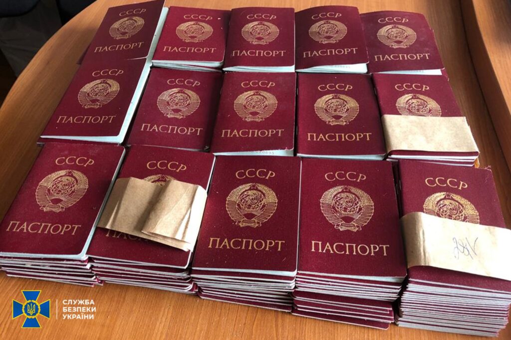 Росіяни планували роздати жителям Київщини радянські паспорти