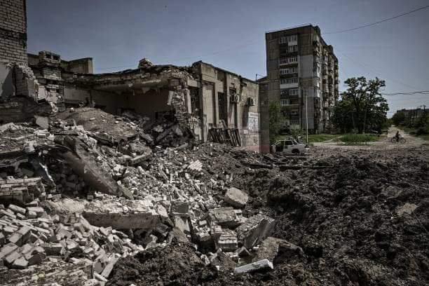 Не рахуючи жертв: російські окупанти продовжують руйнувати Сєвєродонецьк, щоб взяти контроль над ним