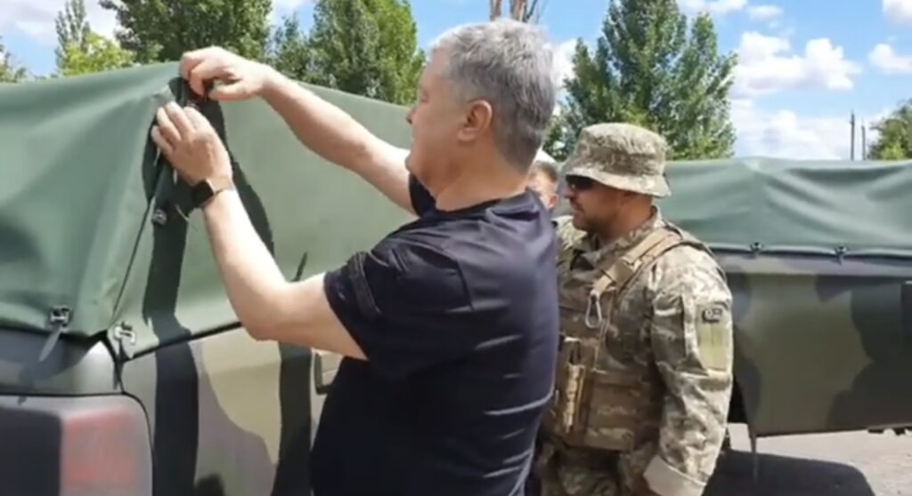 Порошенко вже на Сході, привіз у 25-у бригаду ДШВ пікапи та інші «ніштяки»