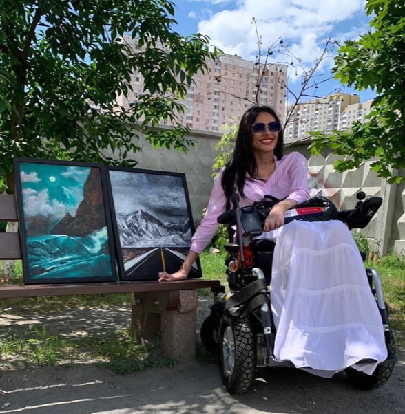 Картини, написані душею: киянка, чиї руки через жахливе ДТП функціонують на 30%, створює олійні шедеври