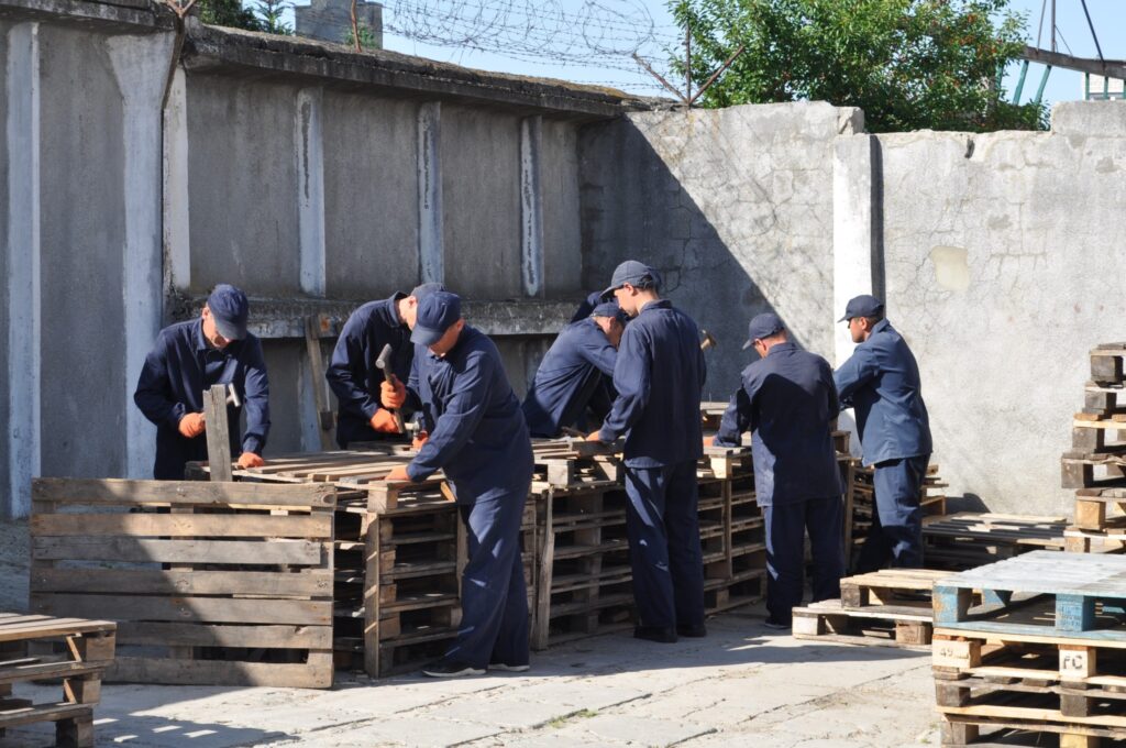 Всі окупанти працюють на користь України: Мін’юст показав, як виглядає табір для військовополонених