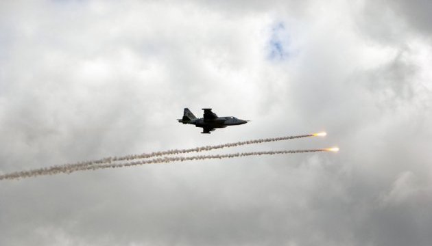 Українські військові на Донбасі збили російський штурмовик “Су-25” і взяли в полон пілота