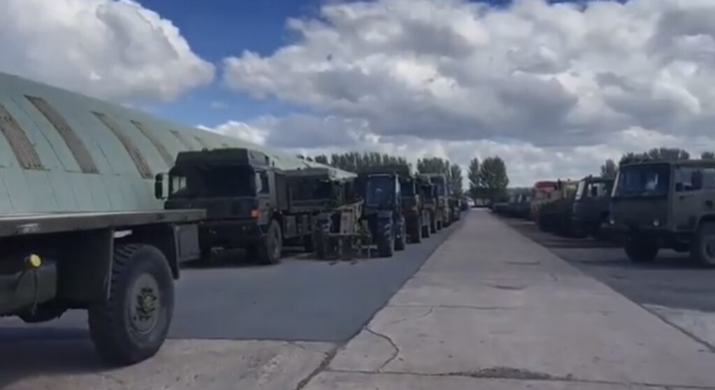 Порошенко у Британії показав вантажівки для ЗСУ, які вже вирушили до України, готують наступну партію