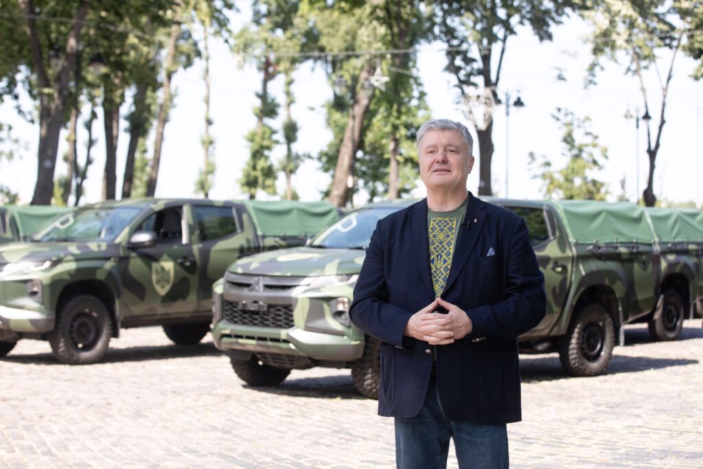Фонд Порошенко и ОО «Дело громад» переоснастили 24 пикапа для фронта