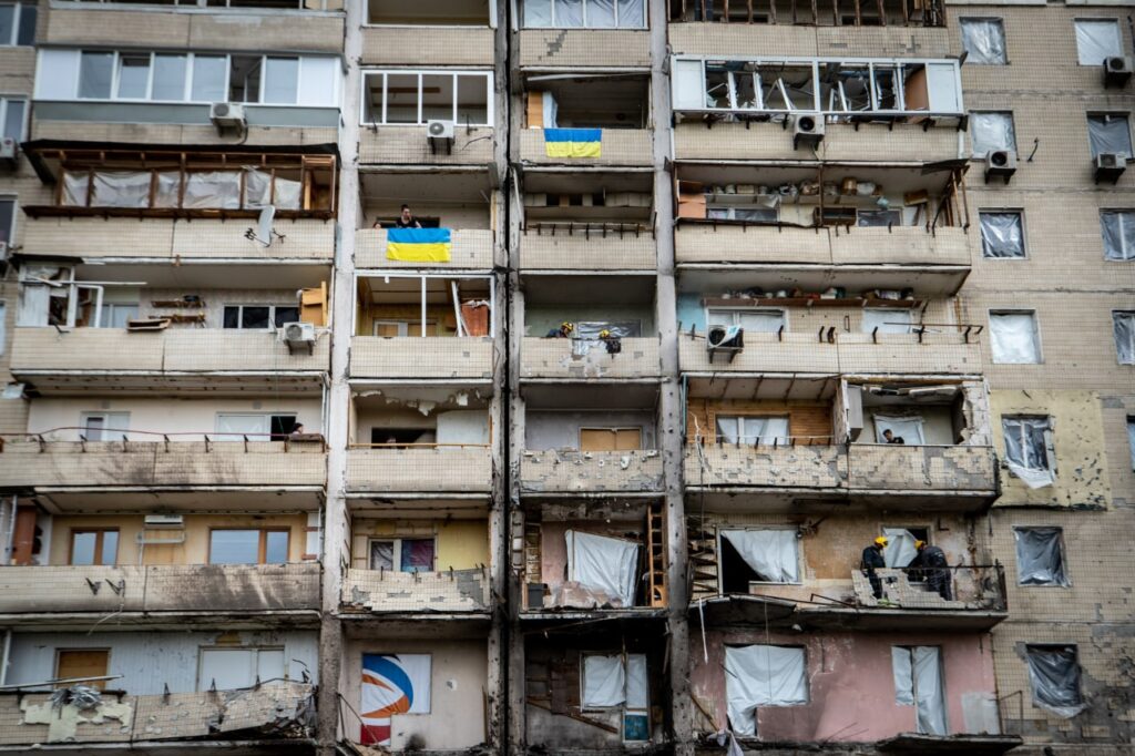 У Києві почали відновлювати постраждалі від російських обстрілів будинки