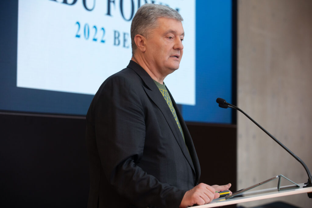 Порошенко выступил с мощной речью на Форуме IDU в Берлине и призвал мир объединиться, чтобы остановить путина