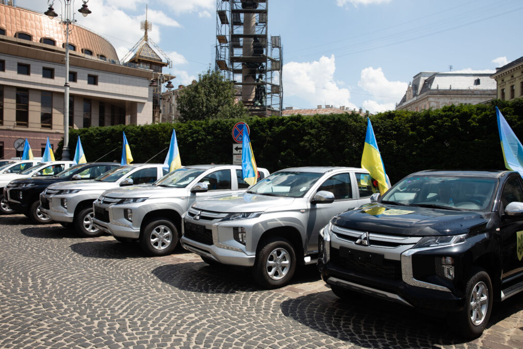 Порошенко везет еще партию пикапов для десантников и контракт из Великобритании на грузовики для ВСУ