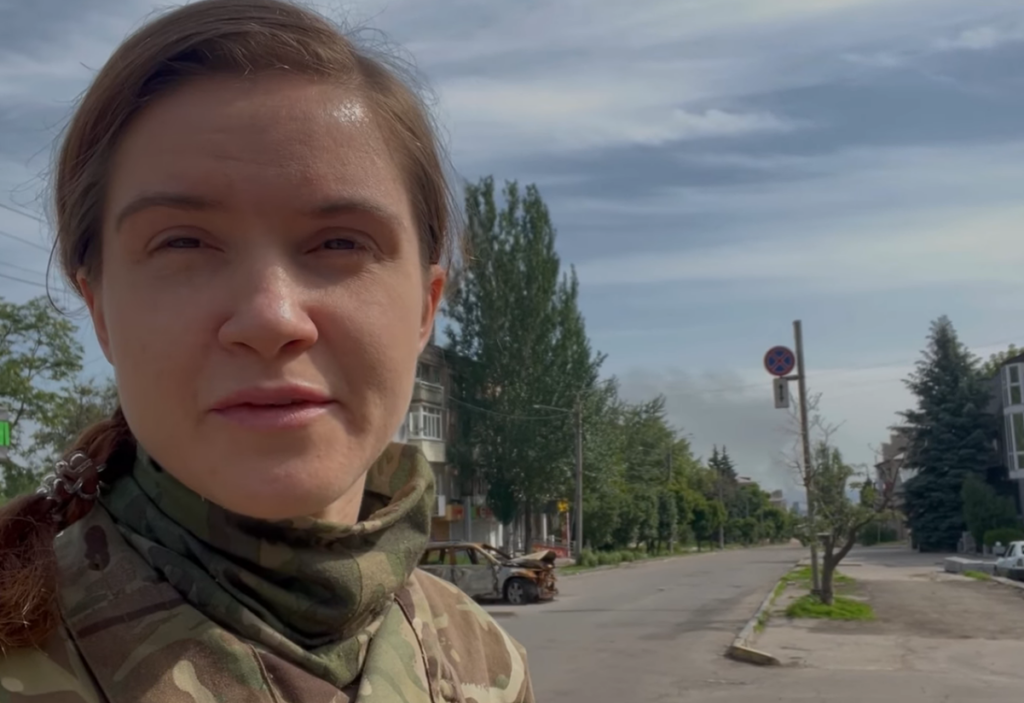 “Припиняйте ці ігри з життям”: журналісти жорстко відреагували на перебування “слуги” Безуглої як координатора боїв за Сєвєродонецьк