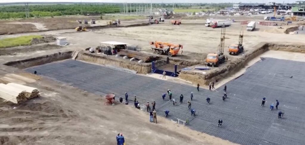 В Маріуполі окупанти зводять оборонні укріплення під виглядом житлових будинків