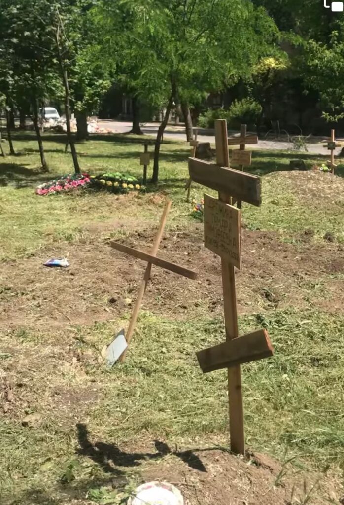 У Маріуполі щодня з’являються нові могили у дворах багатоповерхівок: окупанти ігнорують спалах смертності