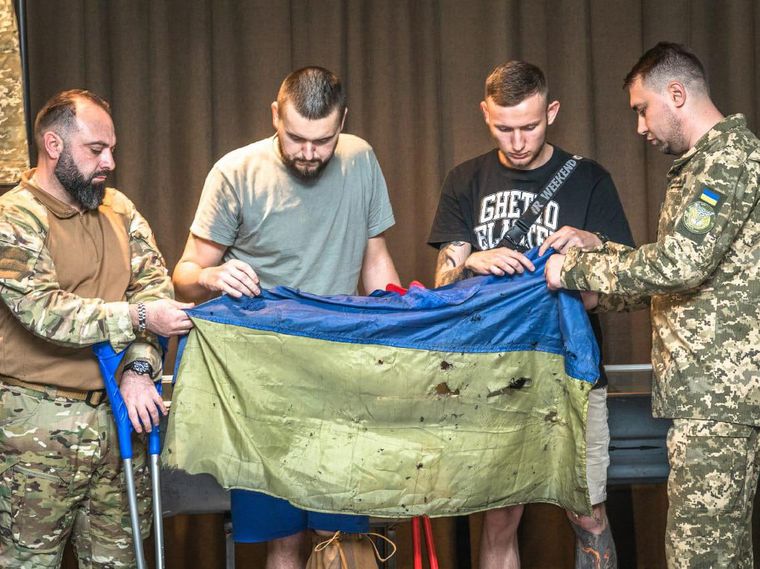 Прапор України, який майорів над “Азовсталлю” у Маріуполі, передали до музею