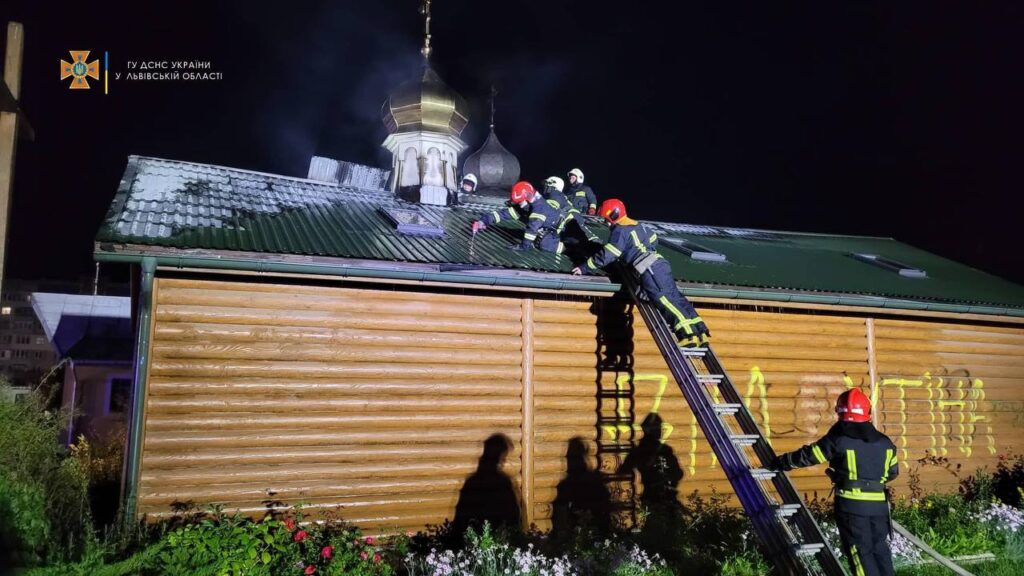 У Львові на Антоненка-Давидовича горіла церква УПЦ МП: раніше на ній написали “чорти ФСБ” та “дім Путіна”