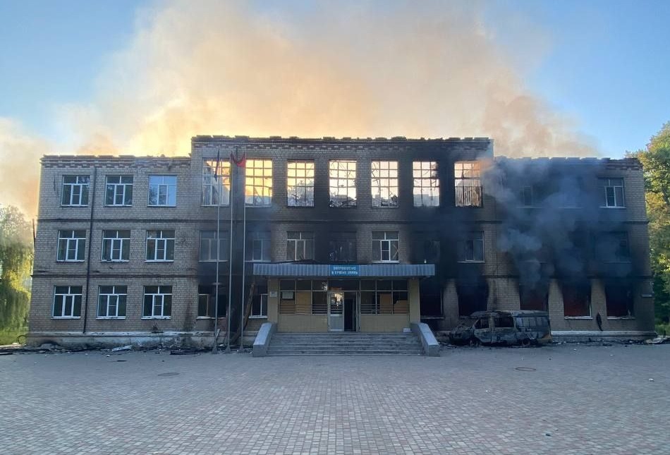Російські військові обстріляли з “Градів” школу на Донеччині