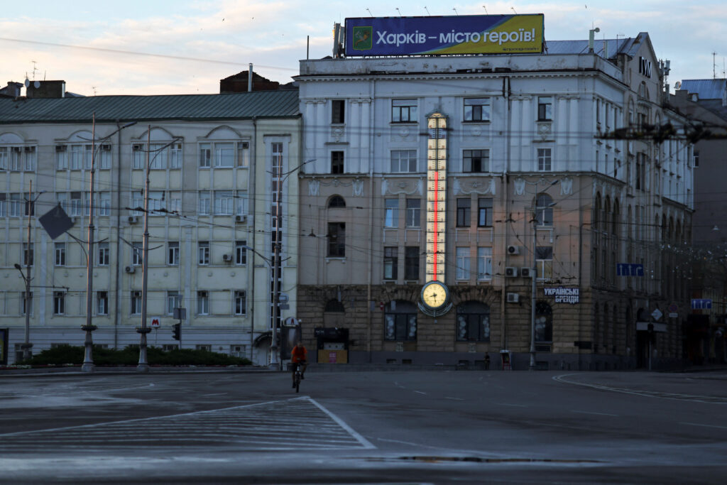 Війська РФ обстріляли адміністративну будівлю в Харкові: без постраждалих