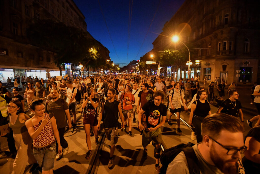У Будапешті тривають масові акції протесту проти дій уряду Орбана: у чому річ