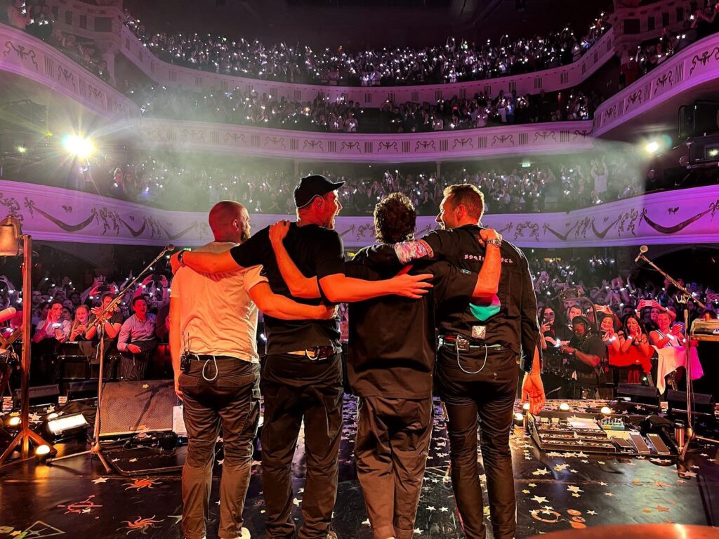 Гурт “Coldplay” разом з Вакарчуком заспівали пісню “Обійми” в Брюсселі
