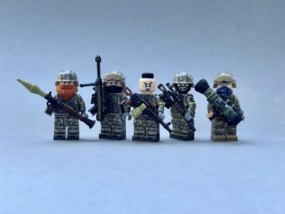 У Lego присвятили нові фігурки українським захисникам Маріуполя