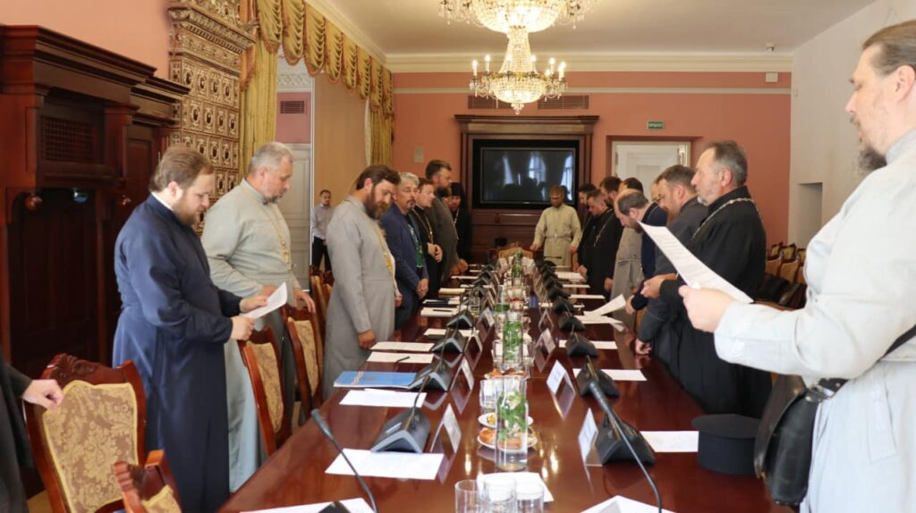 У Києві відбулася історична зустріч духовенства ПЦУ та УПЦ: в уряді кажуть про “церковне єднання”