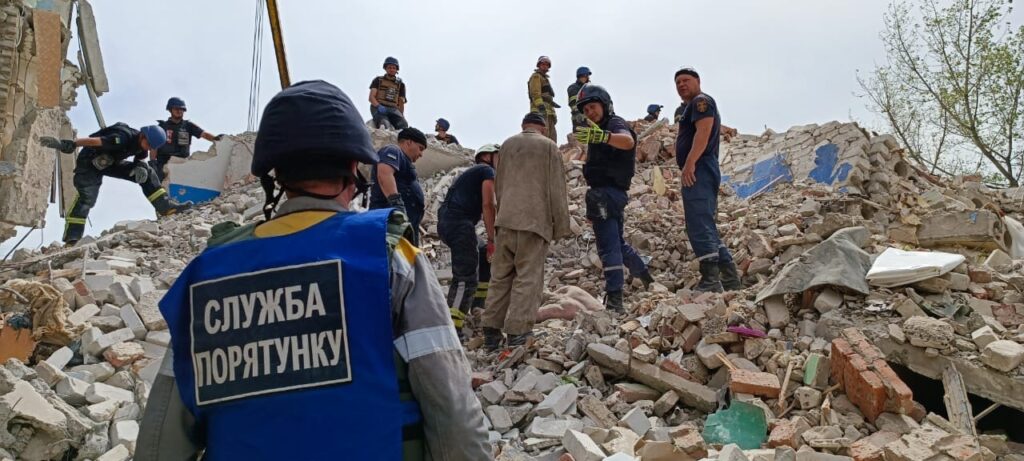 Ракетний удар по багатоквартирному будинку на Донеччині: кількість загиблих зросла, під завалами – десятки людей