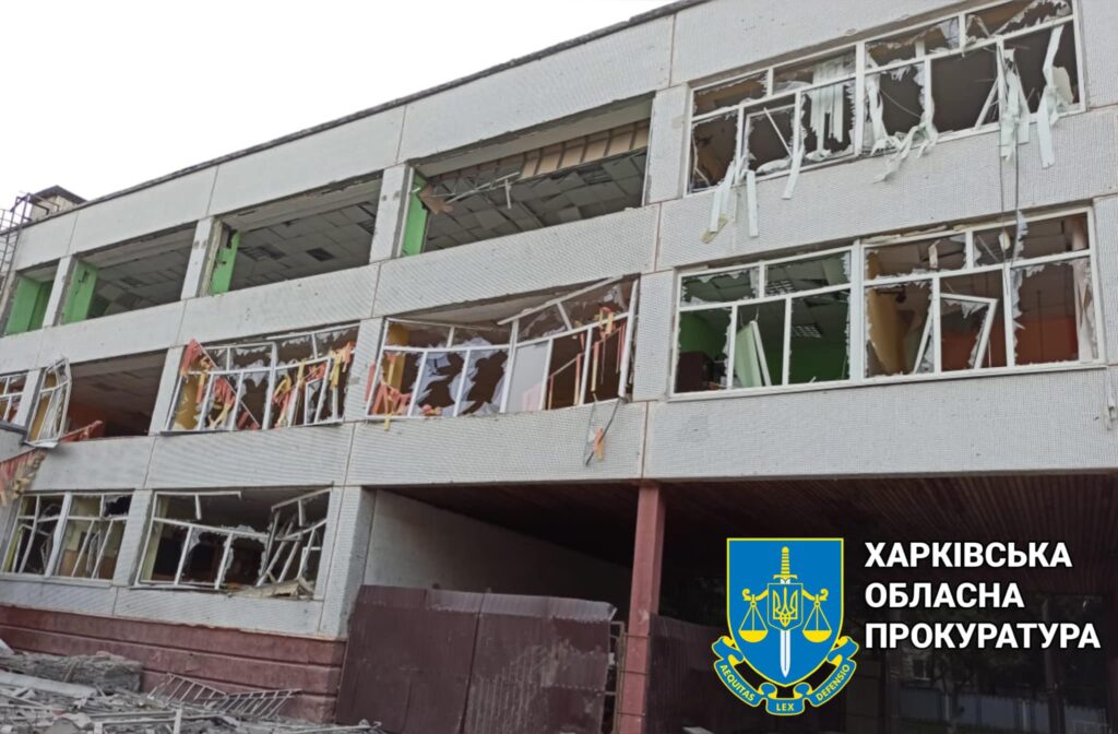 Росіяни вдарили ракетами по Харкову: зруйновано будівлю навчального закладу та приватний будинок
