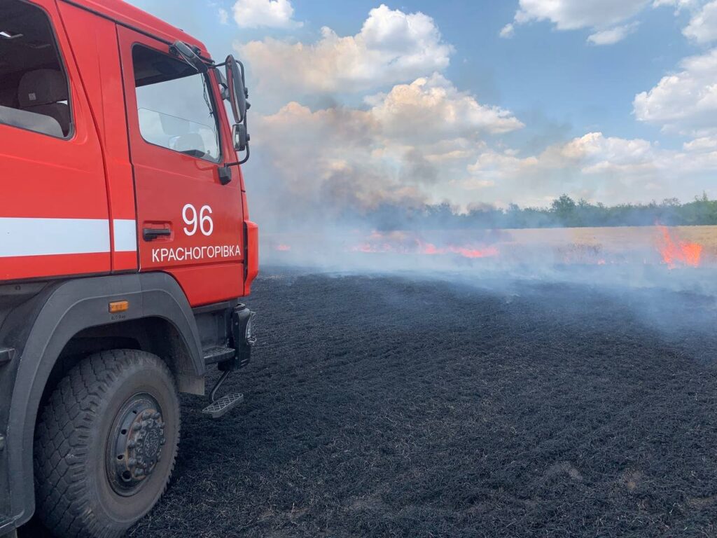 Через обстріли окупантів: на Донеччині згоріло понад 70 гектарів пшениці