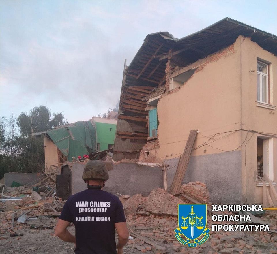 Окупанти обстріляли Харківщину: зруйновано школу та будинок культури, одна людина поранена і троє під завалами