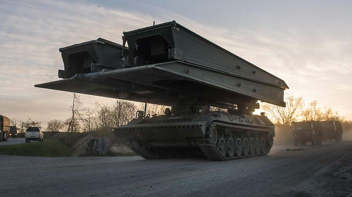 Міноборони Німеччини передать Україні 16 танкових мостоукладачів BIBER: фото і основні характеристики техніки